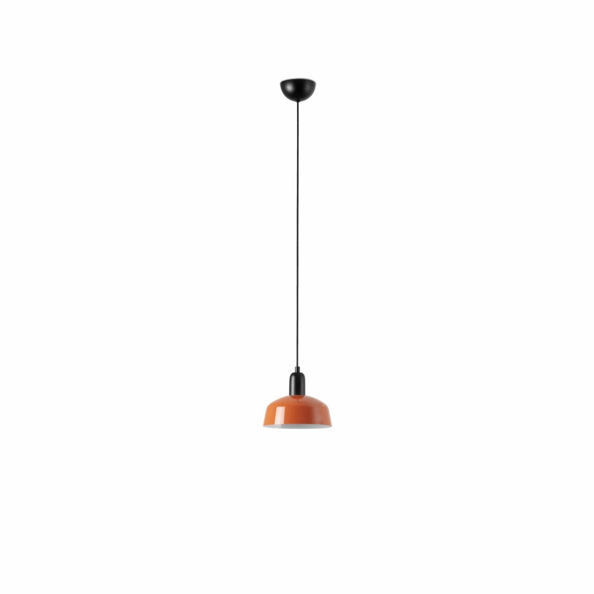 Tatawin Ø18 Rouge-orange suspension De Faro Barcelona - Tatawin est un plafonnier &agrave; la structure noire et &agrave; l'abat-jour m&eacute;tallique rouge-orange qui diffuse une lumi&egrave;re d'ambiance directionnelle.