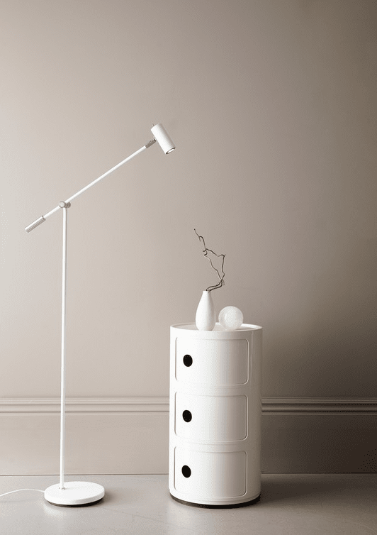 Cato Dimmable Blanc mat lampadaire De Belid - Avec une hauteur r&eacute;glable de 100 &agrave; 134 cm, un abat-jour de 4 cm de diam&egrave;tre et un pied robuste de 20 cm, Cato allie parfaitement forme et fonctionnalit&eacute;.