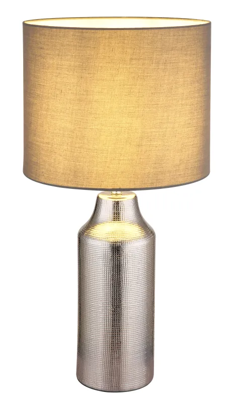 Elden 60cm Argent lampe de table De Globo Lighting - Den silverf&auml;rgade keramiska basen i kombination med den gr&aring;a cylindriska textilsk&auml;rmen skapar en sofistikerad kontrast och blir en stilfull inredningsdetalj.
