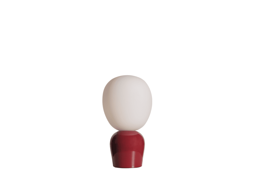 Buddy 34cm Bourgogne lampe de table De Belid - Gr&acirc;ce &agrave; sa lumi&egrave;re douce et son design raffin&eacute;, Buddy s'int&egrave;gre harmonieusement dans tous les int&eacute;rieurs &ndash; une lampe qui apportera lumi&egrave;re et caract&egrave;re pour des g&eacute;n&eacute;rations.