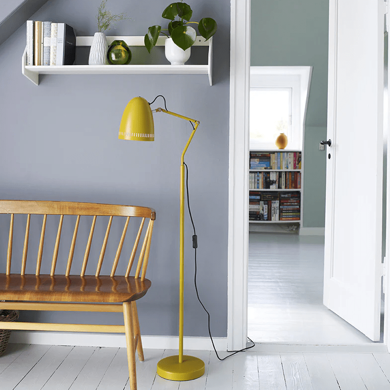 Dynamo 1 Jaune lampadaire De Superliving - Son abat-jour classique perc&eacute; de trous d&eacute;coratifs assure une diffusion lumineuse agr&eacute;able, tandis que ses bras &agrave; deux vis papillon permettent de r&eacute;gler et de fixer facilement la lampe dans la position souhait&eacute;e.