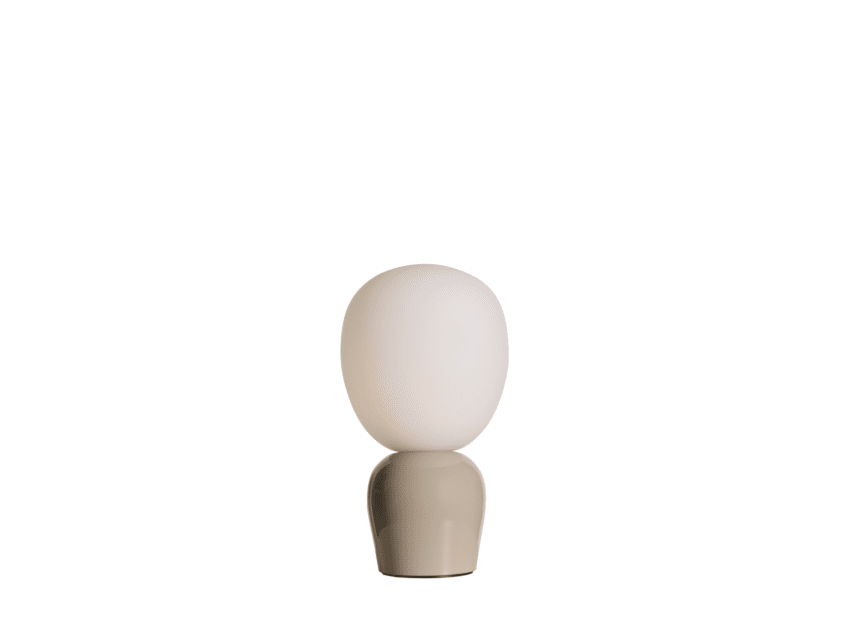 Buddy 34cm Greige lampe de table De Belid - Gr&acirc;ce &agrave; sa lumi&egrave;re douce et son design raffin&eacute;, Buddy s'int&egrave;gre harmonieusement dans tous les int&eacute;rieurs &ndash; une lampe qui apportera lumi&egrave;re et caract&egrave;re pour des g&eacute;n&eacute;rations.