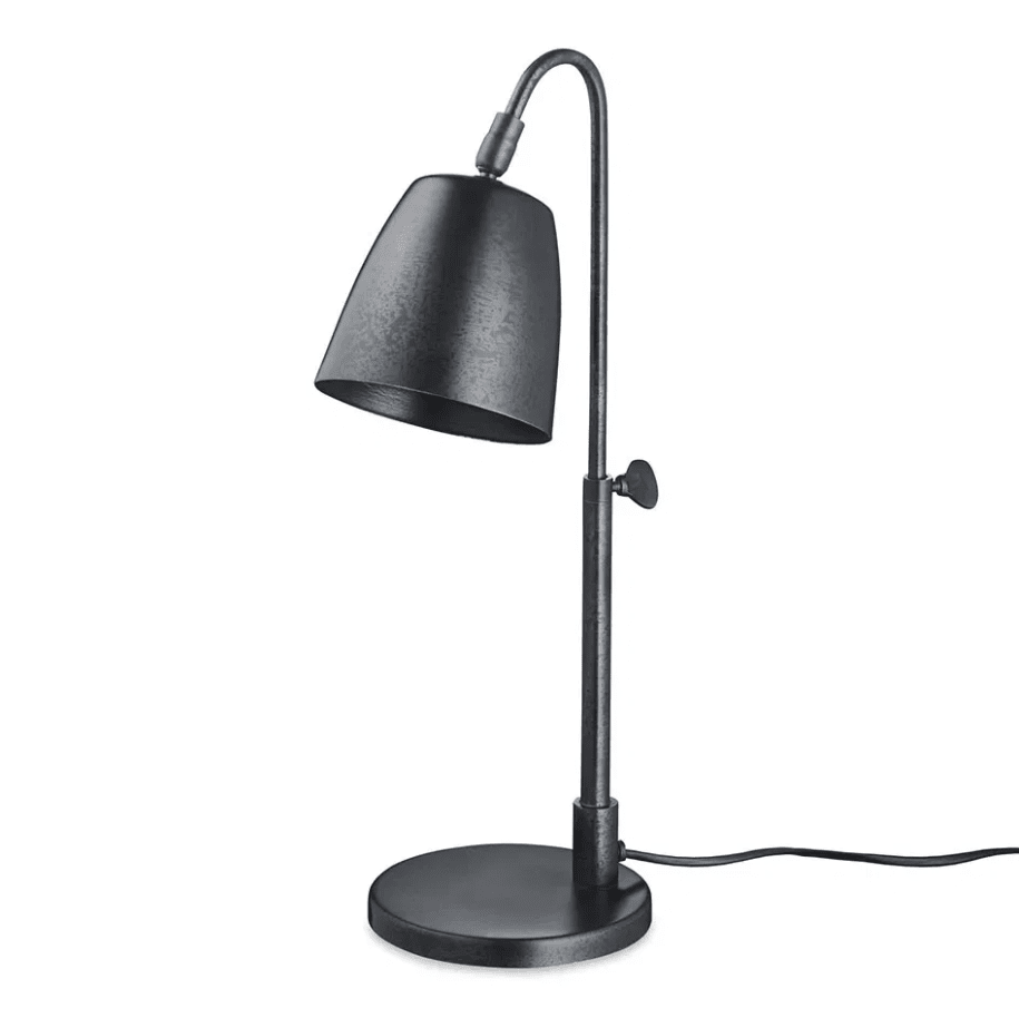 Lumi 43cm Noir antique lampe de bureau De H. Skjalm P - Elle est parfaite comme lampe de bureau, veilleuse pr&egrave;s du lit ou comme lampe de lecture dans le coin du canap&eacute;.