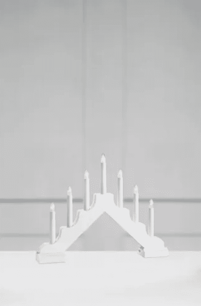 Evelin Blanc De Markslöjd - Le bougeoir est aliment&eacute; par 6 piles AA (non incluses).