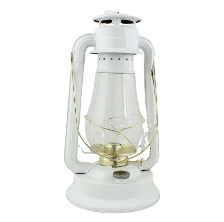 Storm Lantern big Blanc De Strömshaga - Une lampe &agrave; p&eacute;trole au design classique qui constitue un beau d&eacute;tail int&eacute;rieur et diffuse une belle lumi&egrave;re &agrave; l'int&eacute;rieur comme &agrave; l'ext&eacute;rieur.