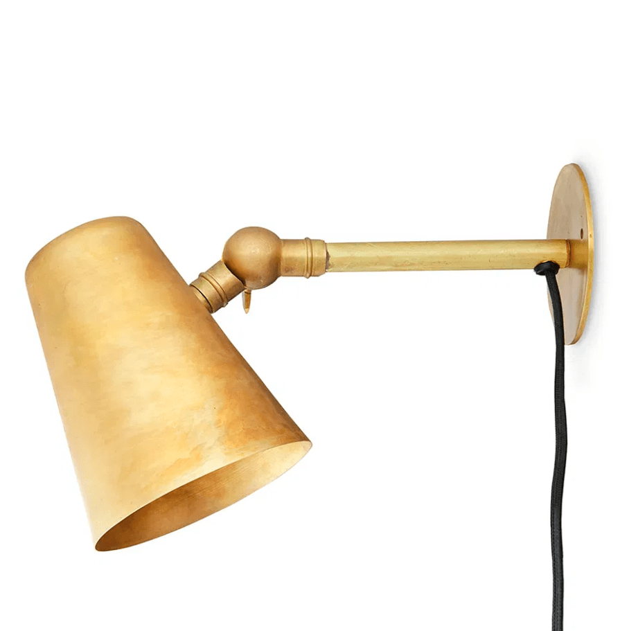 Vala Laiton brut lampe de lecture De H. Skjalm P - Elle s'int&egrave;gre parfaitement dans diff&eacute;rentes pi&egrave;ces, par exemple le long du mur de la cuisine, comme lampe de nuit dans la chambre, dans le couloir ou sur le mur.