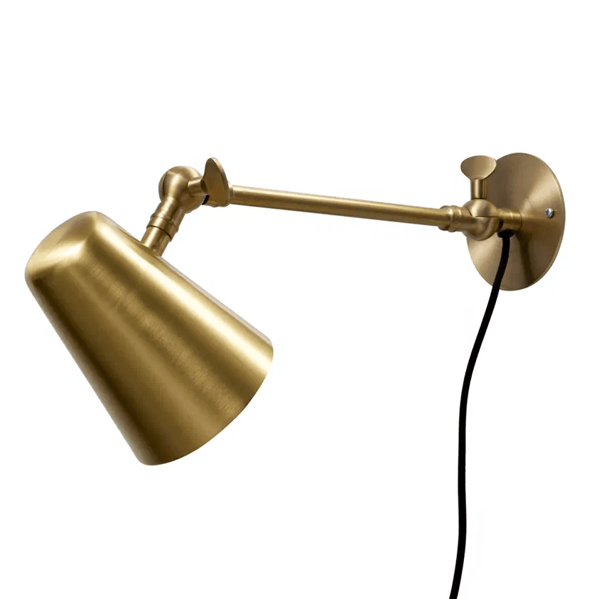 Vala Long 42cm Laiton mat applique murale De H. Skjalm P - Il s'int&egrave;gre parfaitement dans le couloir, le long du comptoir de la cuisine ou comme veilleuse &agrave; c&ocirc;t&eacute; du lit.