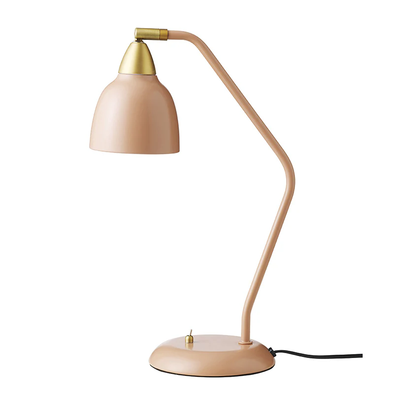 Urban 45cm Rose lampe de bureau De Superliving - Embellissez votre lieu de travail avec la lampe de bureau Urban en rose poudré mat élégant avec des détails en laiton.