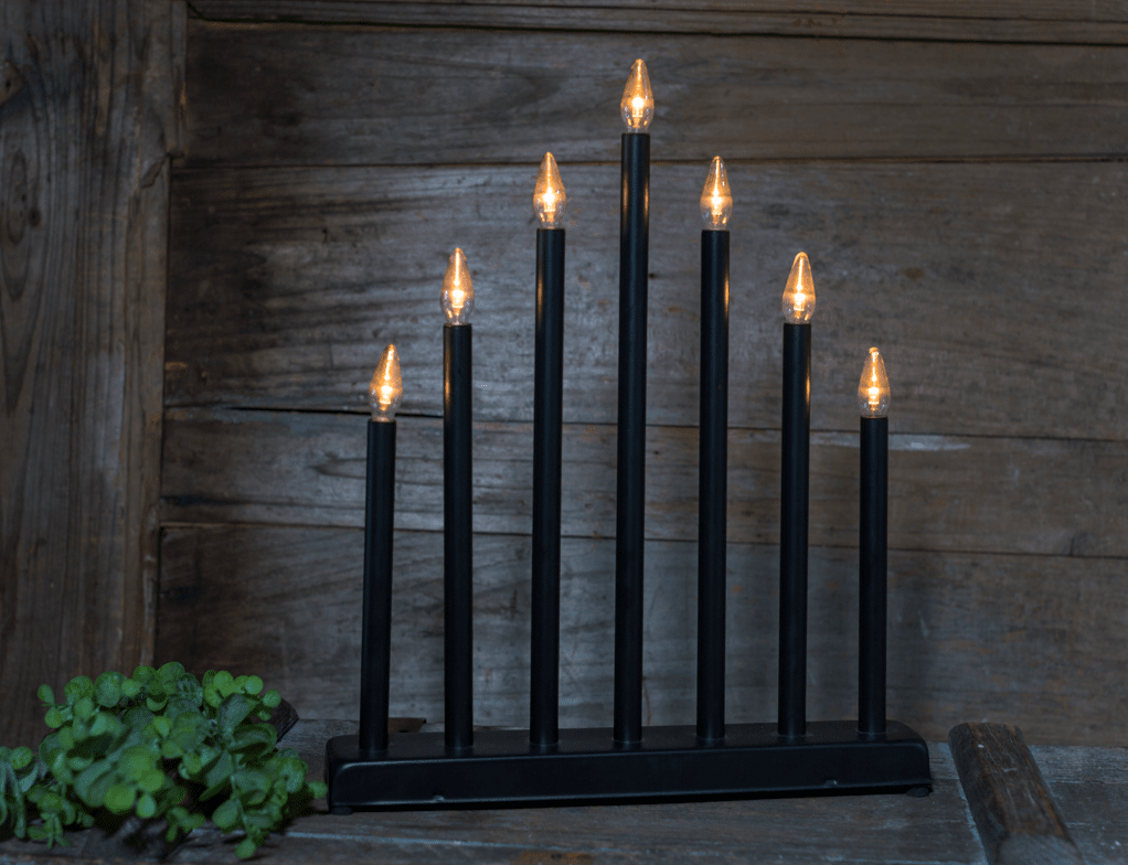 Fire Noir De Pixie Design - Le bougeoir &agrave; piles Fire &agrave; 7 bras en noir est un bougeoir moderne et &eacute;l&eacute;gant qui diffuse une lumi&egrave;re chaude et agr&eacute;able.