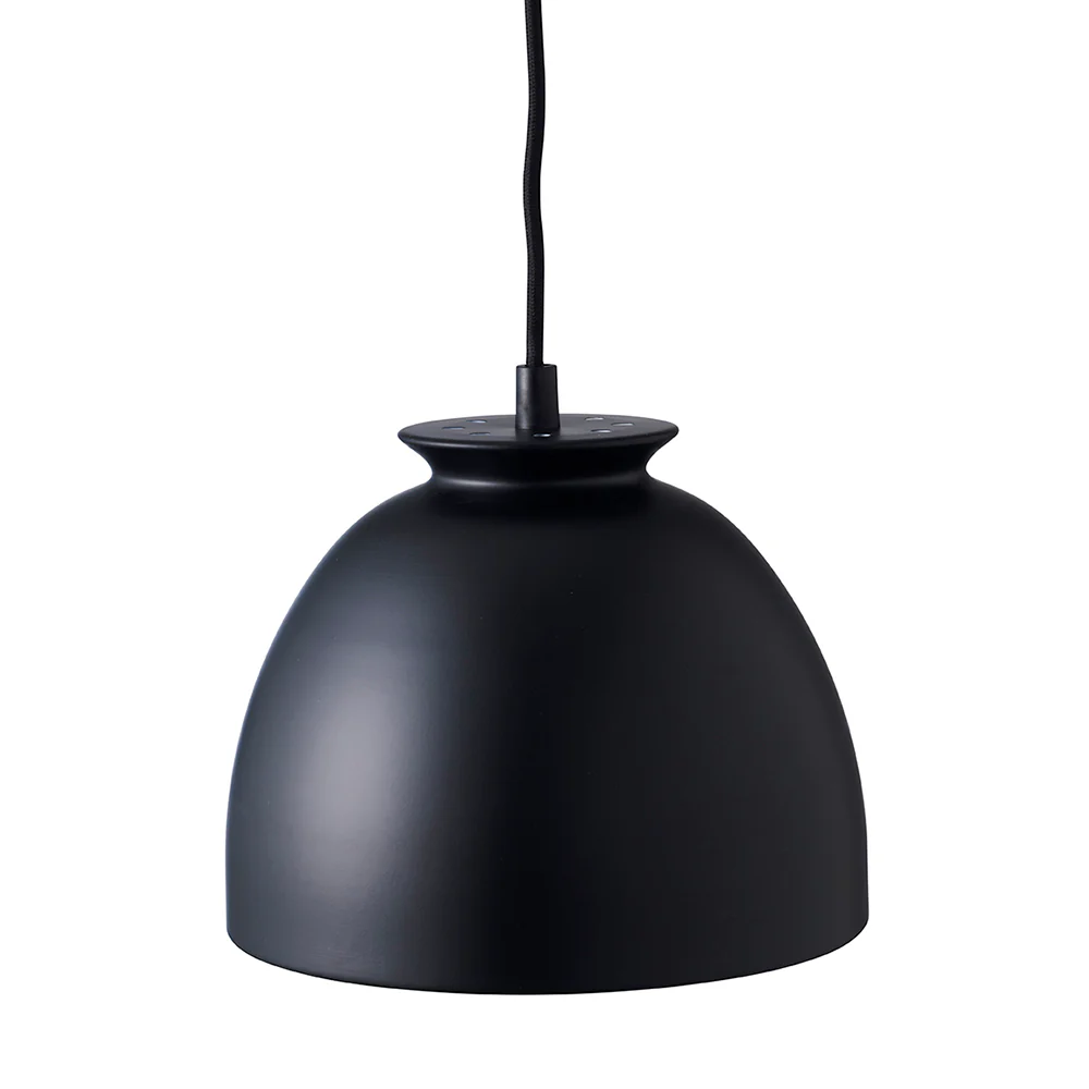 Bloom Ø23 Noir suspension De Superliving - Avec des formes douces et un design simple, cette lampe s'intègre parfaitement au-dessus de la cuisine ou de la table à manger.