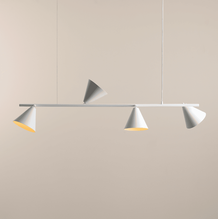 Form 120cm Blanc suspension De Artera - Son design simple et géométrique en fait une solution d'éclairage polyvalente qui s'intègre à la plupart des styles d'intérieur tout en apportant une touche d'élégance moderne à la pièce.