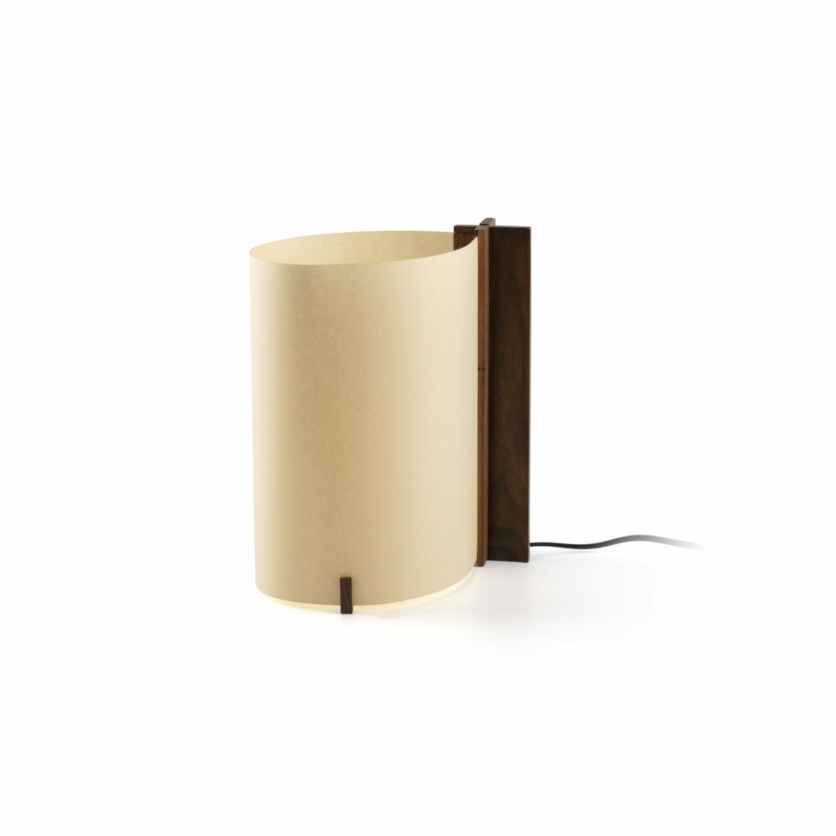Cata 25cm Noyer lampe de table De Faro Barcelona - Fabriqu&eacute;e en bois certifi&eacute; et durable, elle est livr&eacute;e dans un emballage plat astucieux qui minimise l'espace de rangement et l'impact environnemental du transport.