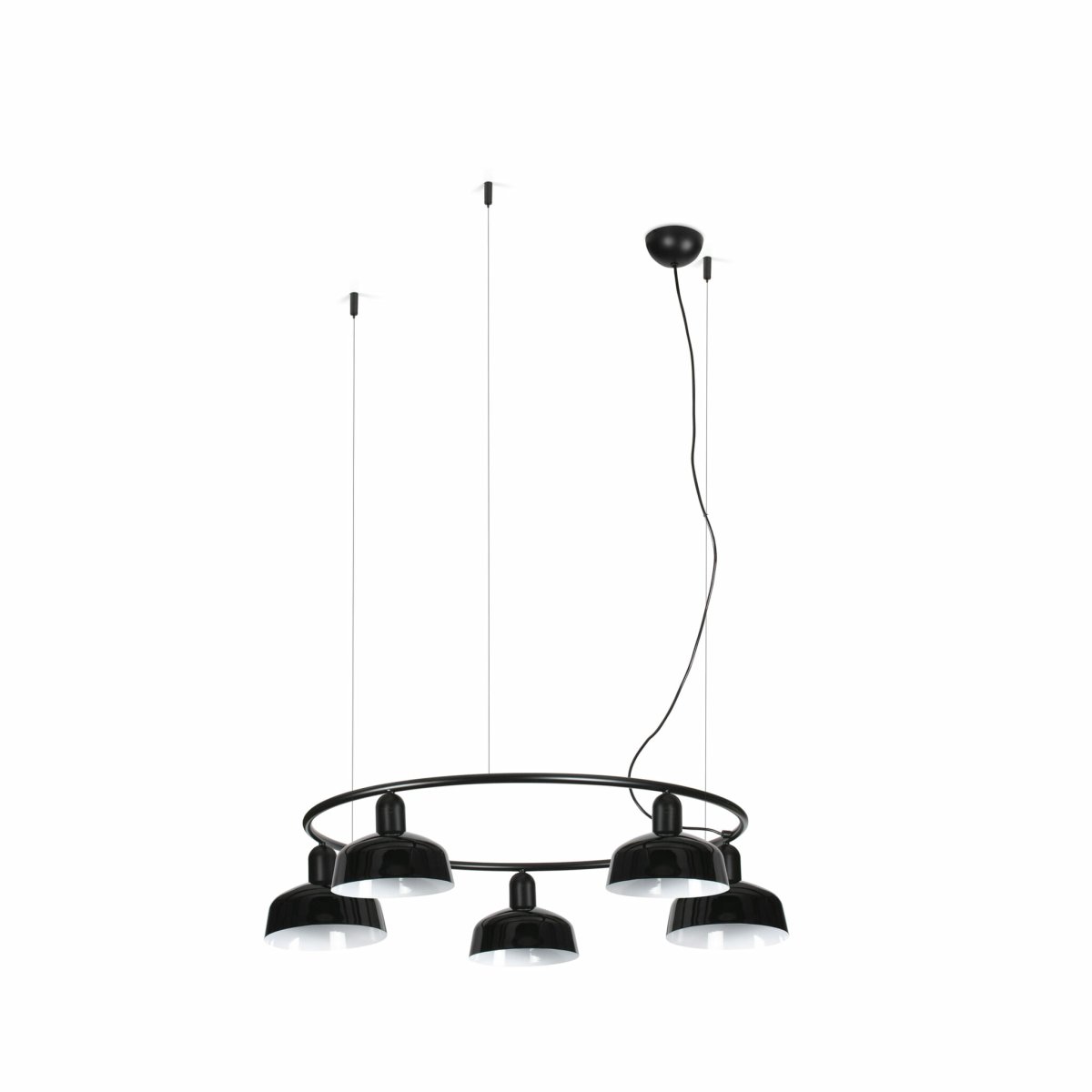 Tatawin Ø90 Noir suspension De Faro Barcelona - Tatawin est un plafonnier dot&eacute; d'une structure noire et de cinq abat-jour en m&eacute;tal noir qui diffusent une lumi&egrave;re d'ambiance dirig&eacute;e.