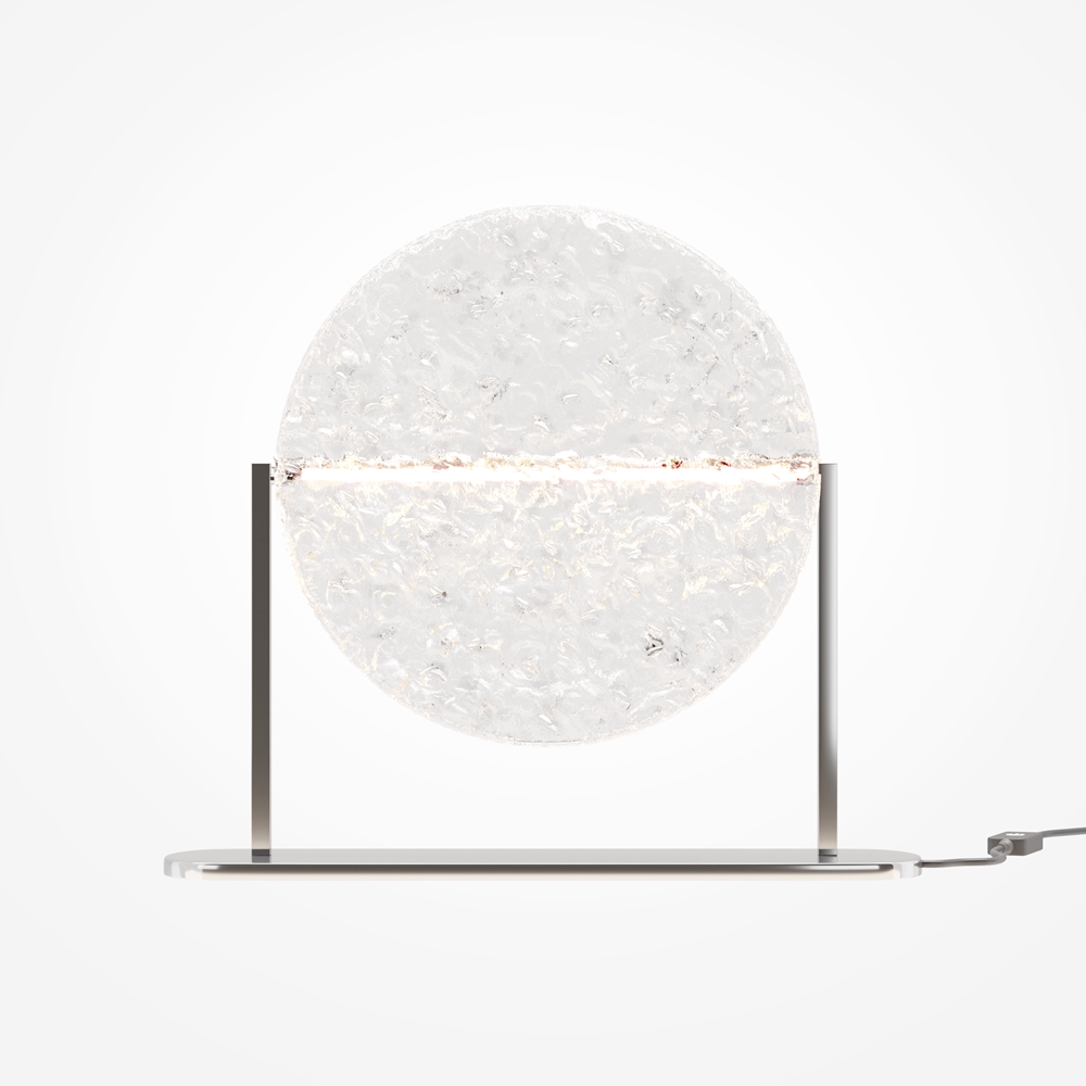 Mangata 30cm Transparent lampe de table De Maytoni - Son pied en m&eacute;tal chrom&eacute; lui conf&egrave;re un style &eacute;l&eacute;gant et exclusif, tandis que son abat-jour en acrylique transparent &agrave; la surface textur&eacute;e diffuse la lumi&egrave;re de mani&egrave;re d&eacute;corative.