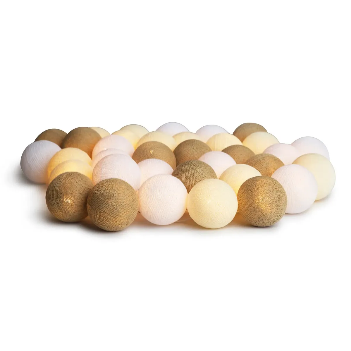 Irislights Creamy White 20-lights Beige De Irislights - Fabriqu&eacute;e en plastique, elle est compos&eacute;e de boules de coton et de polyester fabriqu&eacute;es &agrave; la main qui diffusent une lumi&egrave;re douce et agr&eacute;able lorsqu'elles sont allum&eacute;es.