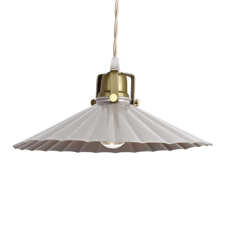 Anita Ø30 Beige lampe de fenêtre De Strömshaga - La lampe n'a pas de connexion au mur ou au plafond, vous pouvez donc d&eacute;cider &agrave; quoi vous souhaitez la connecter.