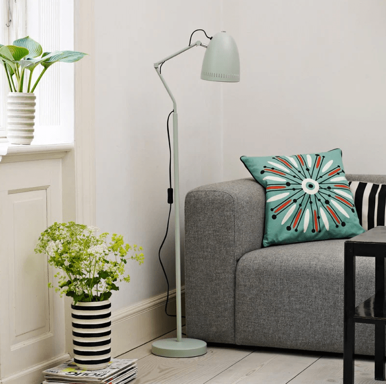 Dynamo 1 Vert clair lampadaire De Superliving - Son abat-jour classique perc&eacute; de trous d&eacute;coratifs assure une diffusion lumineuse agr&eacute;able, tandis que ses bras &agrave; deux vis papillon permettent de r&eacute;gler et de fixer facilement la lampe dans la position souhait&eacute;e.