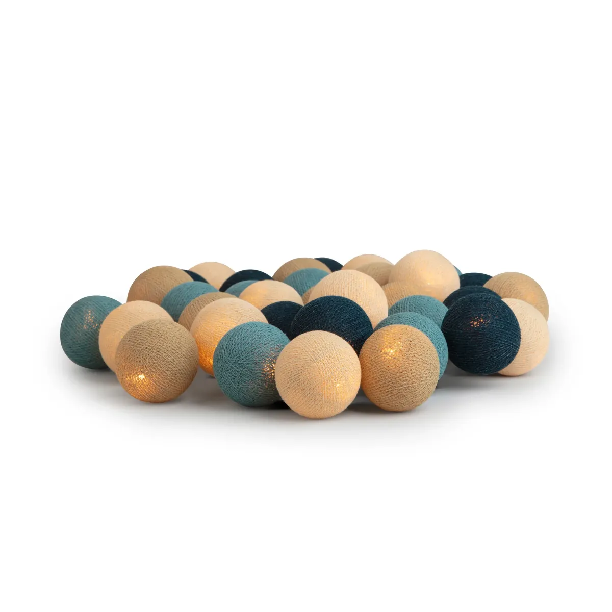 Irislights Atlantic Ocean 35-lights Multicolore De Irislights - L'&eacute;l&eacute;gante guirlande lumineuse Atlantic Ocean d'Irislights est fabriqu&eacute;e &agrave; partir de boules de coton faites main et de fils fins teints &agrave; la main.
