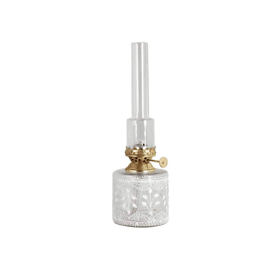 Kerosene Lamp Straight Marja Transparent De Strömshaga - Une magnifique lampe &agrave; p&eacute;trole en verre transparent orn&eacute;e de magnifiques fleurs blanches artisanales, d'un br&ucirc;leur en laiton et d'un tube en verre transparent.