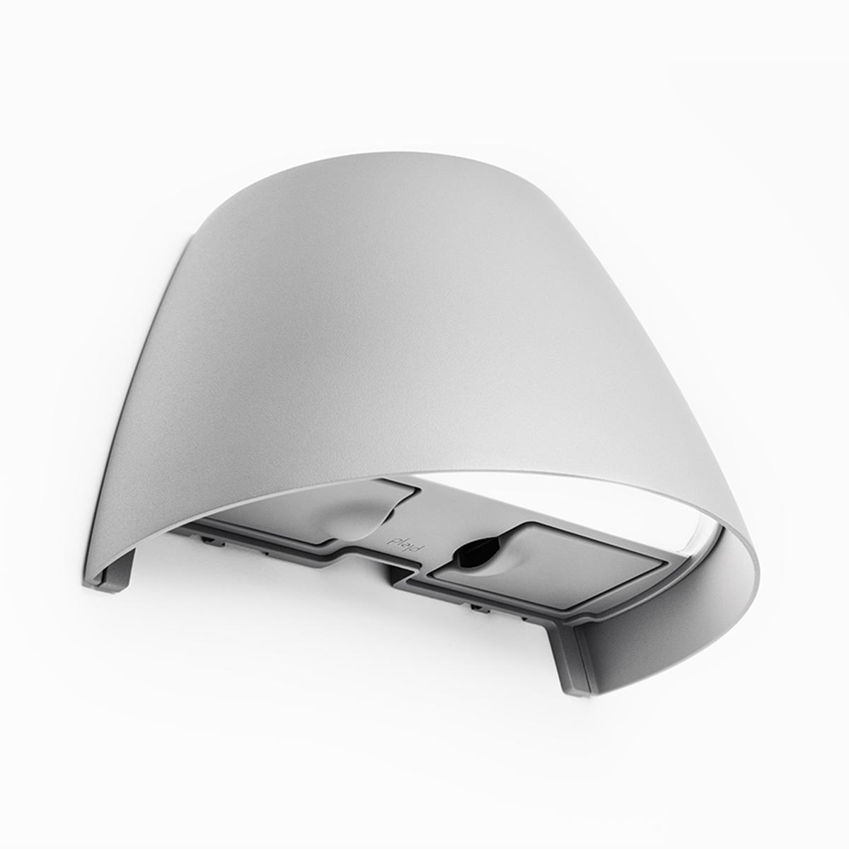 Applique murale OUT-02-U avec prise électrique Gris De Plejd - OUT-02-U est une applique murale ext&eacute;rieure intelligente avec r&eacute;glage de la lumi&egrave;re blanche et LED int&eacute;gr&eacute;es, id&eacute;ale pour l'&eacute;clairage de fa&ccedil;ades, par exemple.