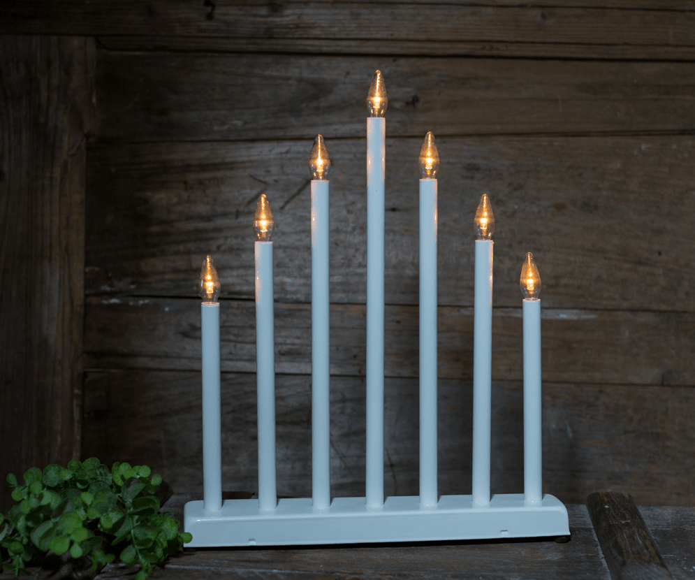 Fire Blanc De Pixie Design - Il dispose d'une fonction de minuterie int&eacute;gr&eacute;e qui permet au bougeoir de s'allumer pendant 6 heures et de s'&eacute;teindre automatiquement apr&egrave;s 18 heures.