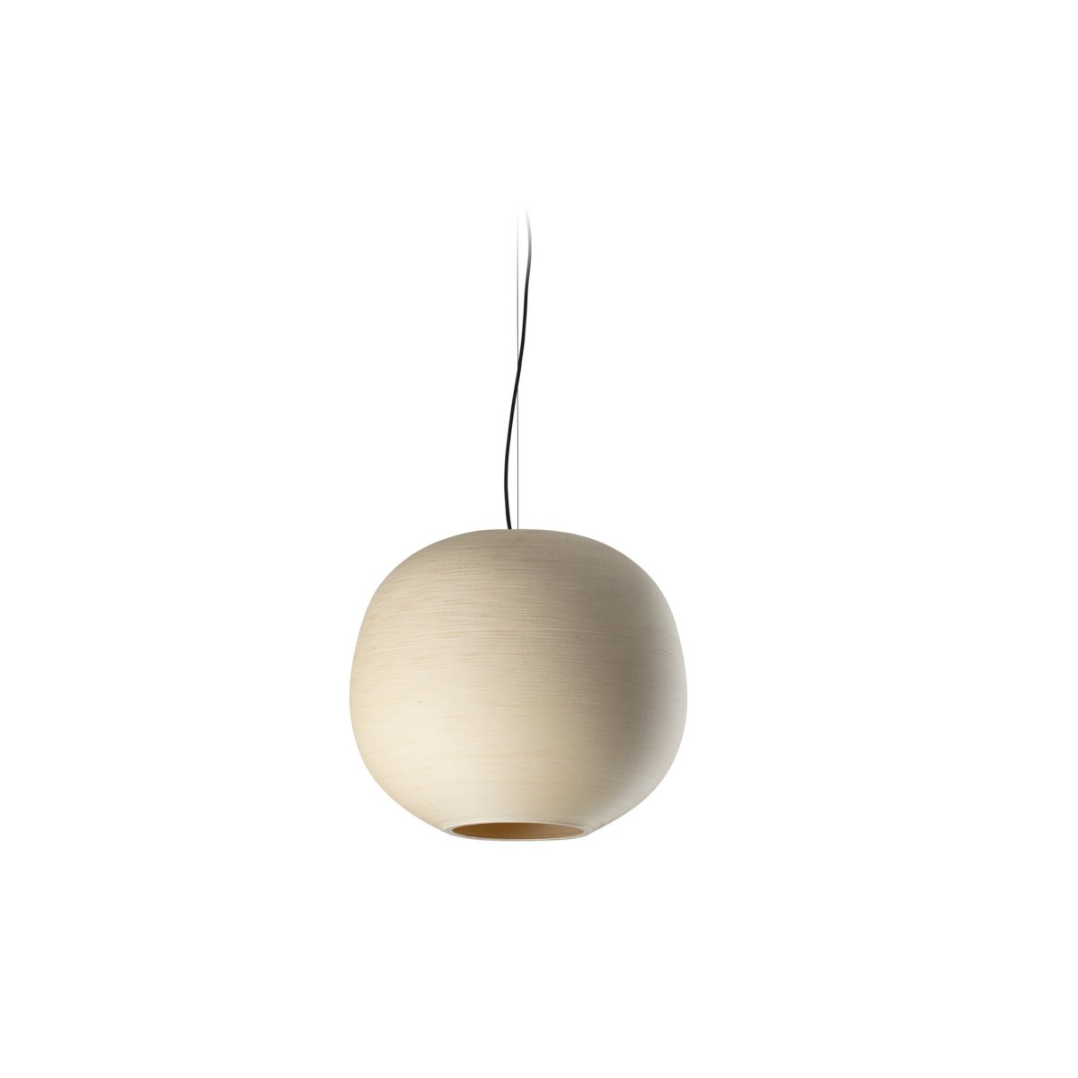Tierra Ø50 Beige suspension De Faro Barcelona - L'abat-jour est fabriqu&eacute; en PLA et en cellulose de pin recycl&eacute;e, ce qui lui conf&egrave;re une texture vibrante et une touche artisanale.