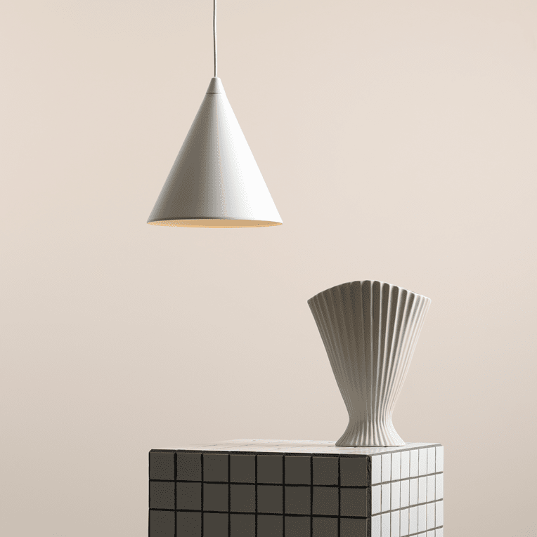 Form Ø24 Blanc suspension De Artera - La suspension Form est un élégant luminaire en métal blanc au design conique.