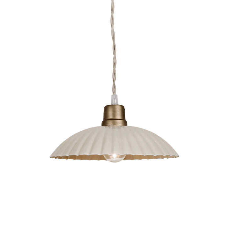 Ingrid Grand Ø24 Beige lampe de fenêtre De Strömshaga - Plafonnier beige en tôle avec abat-jour plissé et câble textile torsadé de couleur naturelle.