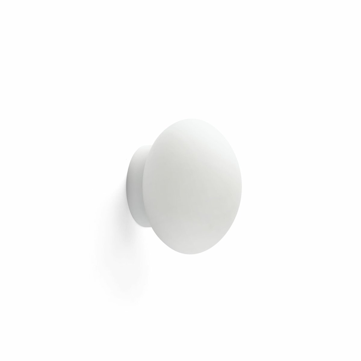 Nubo Ø15 Blanc lampe de salle de bain De Faro Barcelona - Nubo 150 est une applique murale blanche aux formes d&eacute;licatement incurv&eacute;es qui apporte une &eacute;l&eacute;gance subtile &agrave; n'importe quelle pi&egrave;ce.