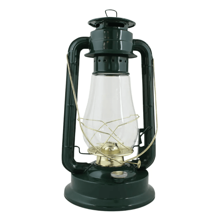 Storm Lantern big Vert De Strömshaga - Une lampe &agrave; p&eacute;trole au design classique qui constitue un beau d&eacute;tail int&eacute;rieur et diffuse une belle lumi&egrave;re &agrave; l'int&eacute;rieur comme &agrave; l'ext&eacute;rieur.