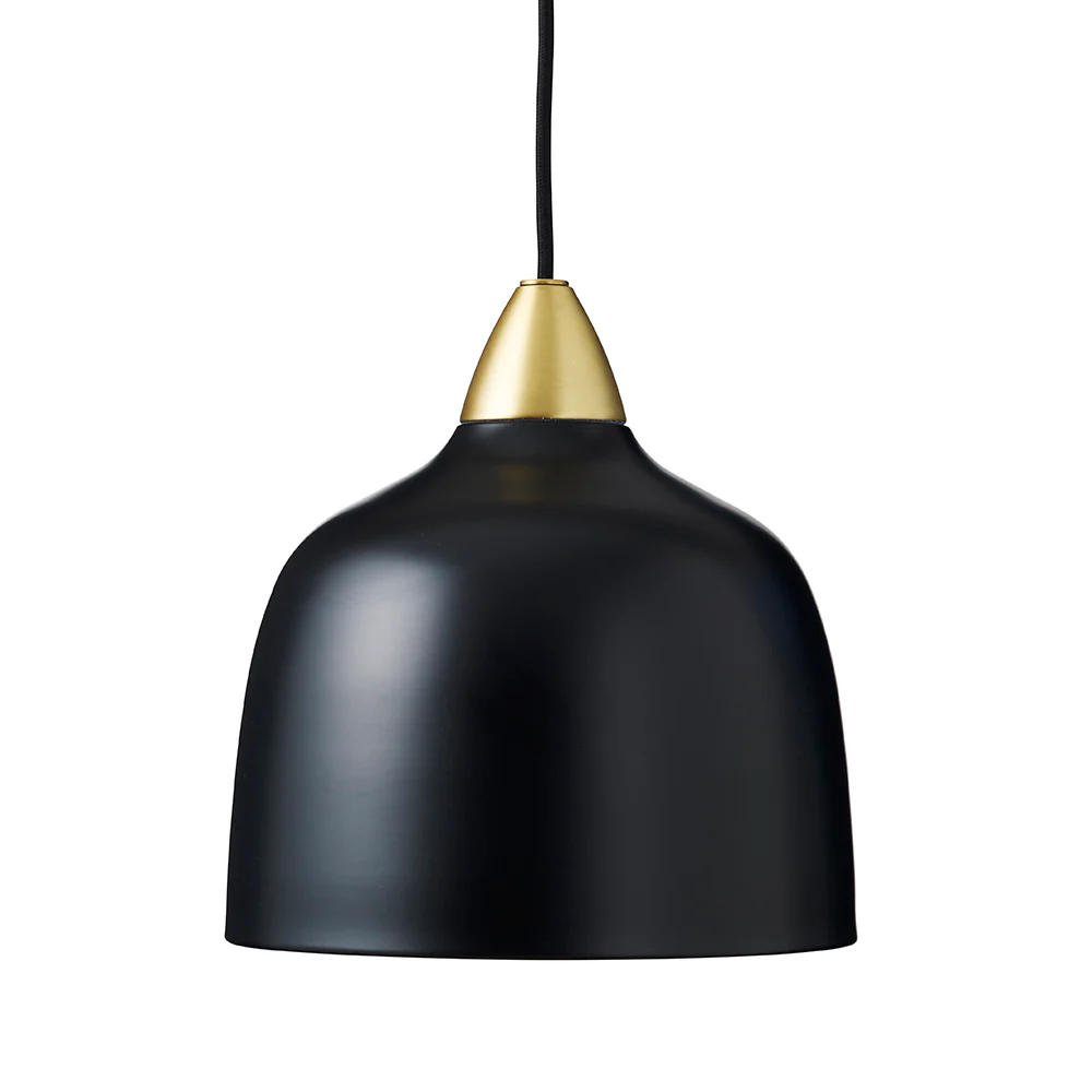 Urban Ø24 Noir suspension De Superliving - La suspension Urban combine un design moderne avec une touche de laiton luxueux pour cr&eacute;er une atmosph&egrave;re &eacute;l&eacute;gante et sophistiqu&eacute;e dans votre maison.