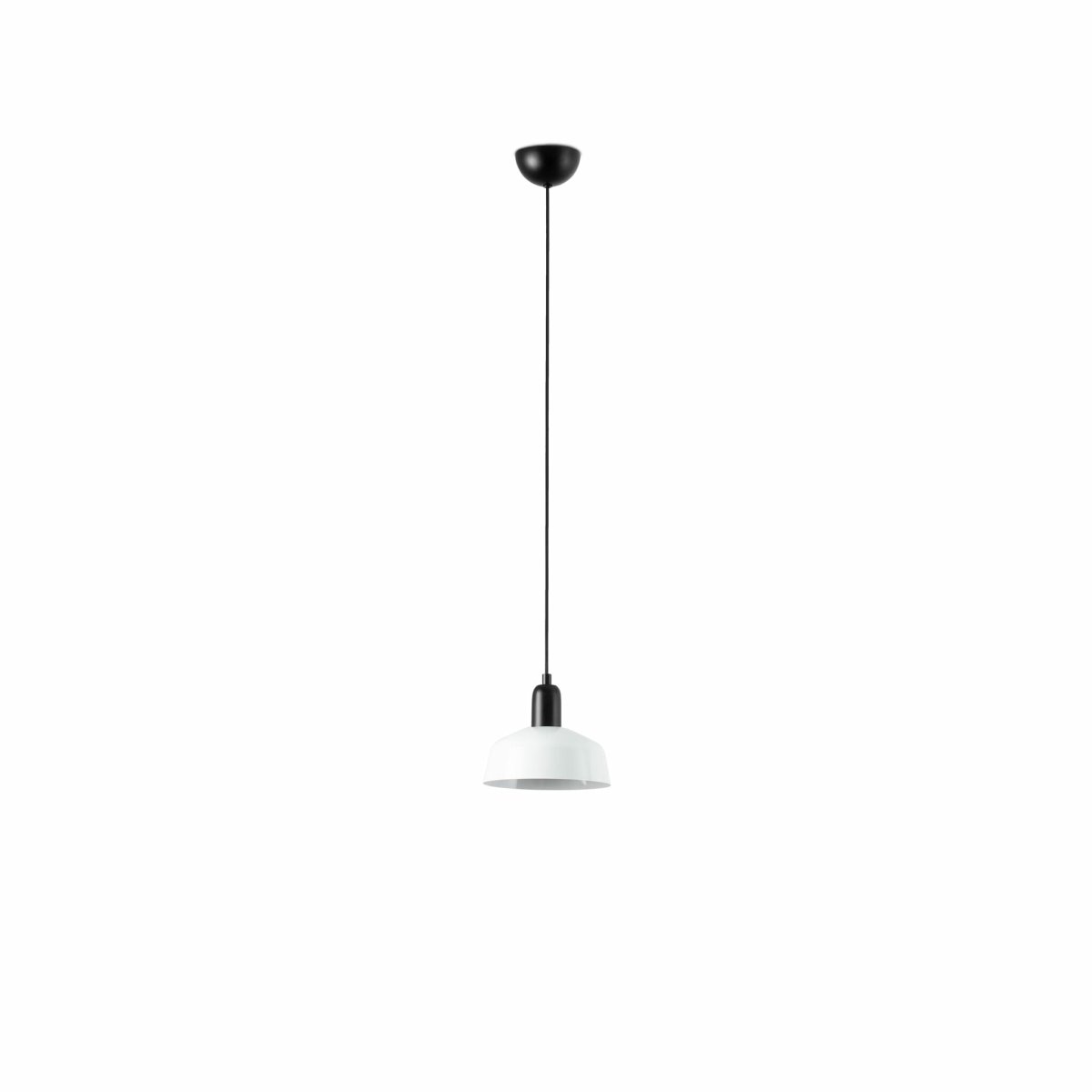 Tatawin Ø18 Blanc suspension De Faro Barcelona - Tatawin est un plafonnier &agrave; la structure noire et &agrave; l'abat-jour en m&eacute;tal blanc qui diffuse une lumi&egrave;re d'ambiance directionnelle.