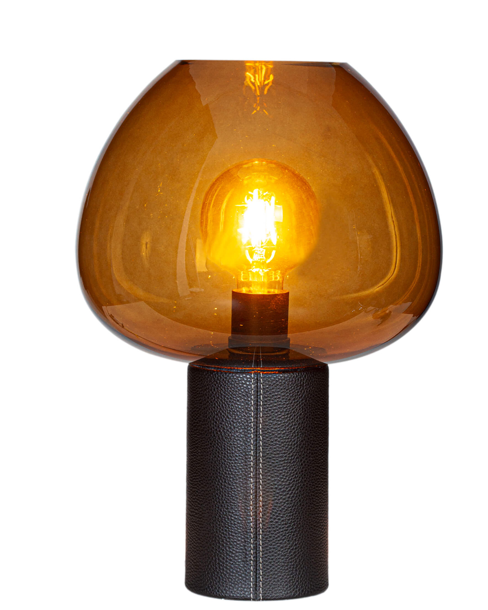 Cozy 42cm Brandy lampe de table De By Rydéns - La lampe de table confortable a une base de lampe recouverte de cuir artificiel noir et une couture transparente.