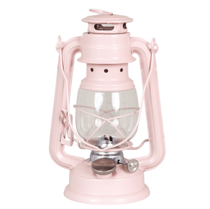Storm Lantern small Rose De Strömshaga - Une lampe &agrave; p&eacute;trole au design classique qui constitue un beau d&eacute;tail int&eacute;rieur et diffuse une belle lumi&egrave;re &agrave; l'int&eacute;rieur comme &agrave; l'ext&eacute;rieur.
