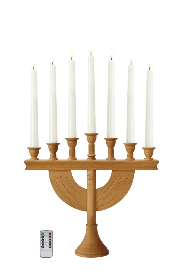Torpa 7L Tache brune De Markslöjd - Torpa est un &eacute;l&eacute;gant bougeoir de l'Avent &agrave; sept bras, fabriqu&eacute; en bois teint&eacute; brun, au design classique et intemporel.
