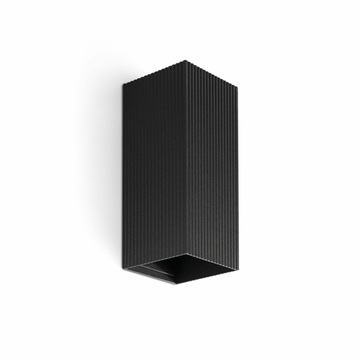 Lune 15cm Noir applique murale De Faro Barcelona - Elle allie un &eacute;clairage fonctionnel et efficace &agrave; une surface textur&eacute;e moderne qui apporte du dynamisme.