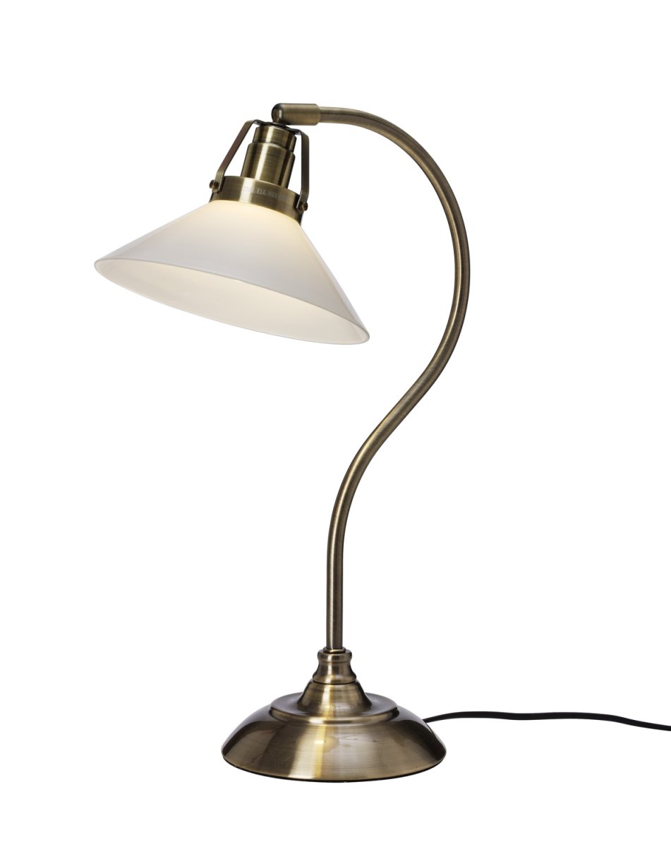 Skomakare 47cm Laiton antique lampe de table De Cottex - Lampe de table Shoemaker en laiton antique avec abat-jour réglable en verre blanc opale pour un éclairage flexible.