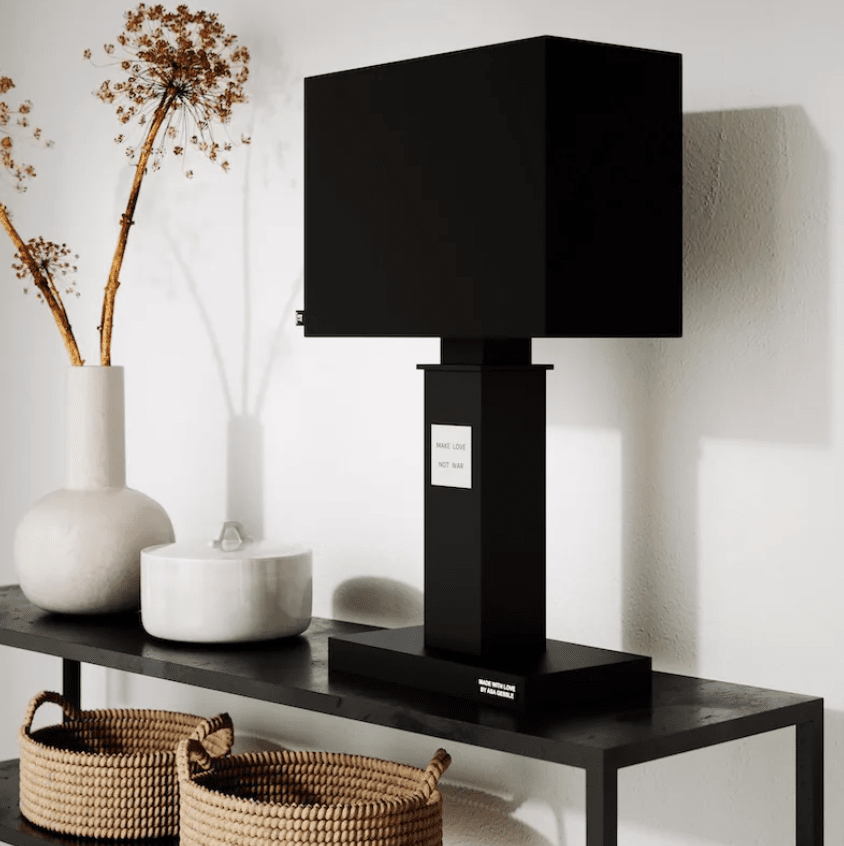 In Love 56cm Noir lampe de table De By Rydéns - La lampe de table In Love est une lampe élégante et stylée aux formes droites et solides en métal noir mat.