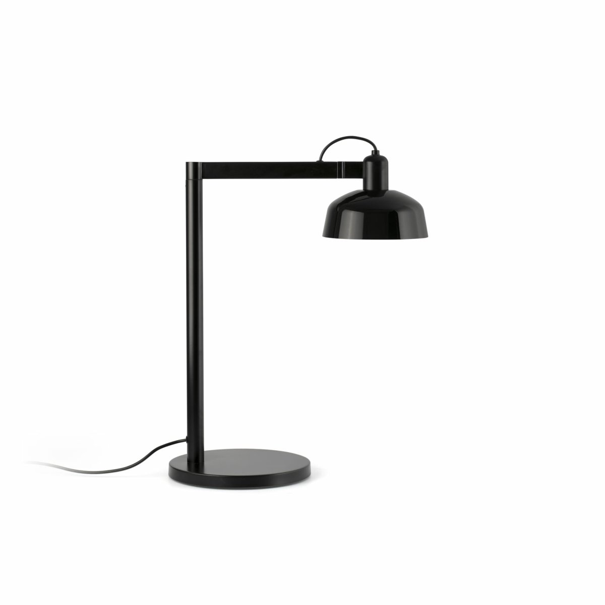 Tatawin 58cm Noir lampe de bureau De Faro Barcelona - Tatawin est une lampe de table dot&eacute;e d&#39;une structure noire et d&#39;un abat-jour en m&eacute;tal noir qui diffuse une lumi&egrave;re directionnelle et focalis&eacute;e.