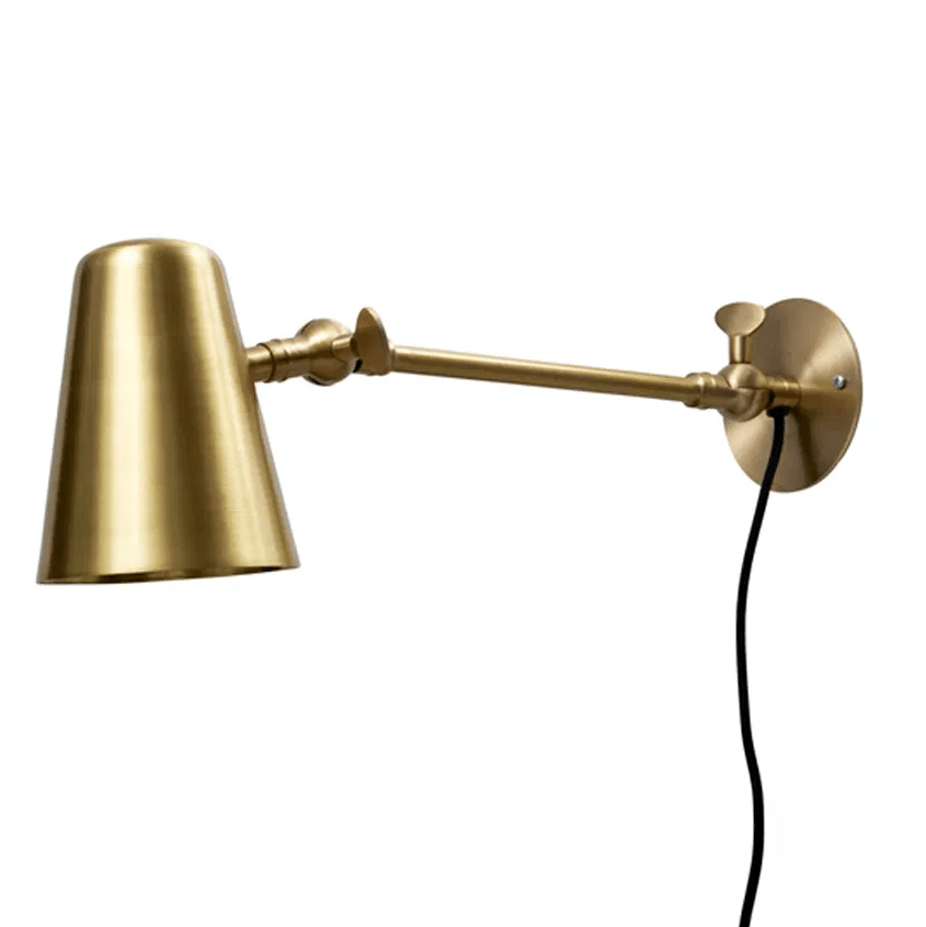 Vala Long 42cm Laiton mat applique murale De H. Skjalm P - Il s'int&egrave;gre parfaitement dans le couloir, le long du comptoir de la cuisine ou comme veilleuse &agrave; c&ocirc;t&eacute; du lit.