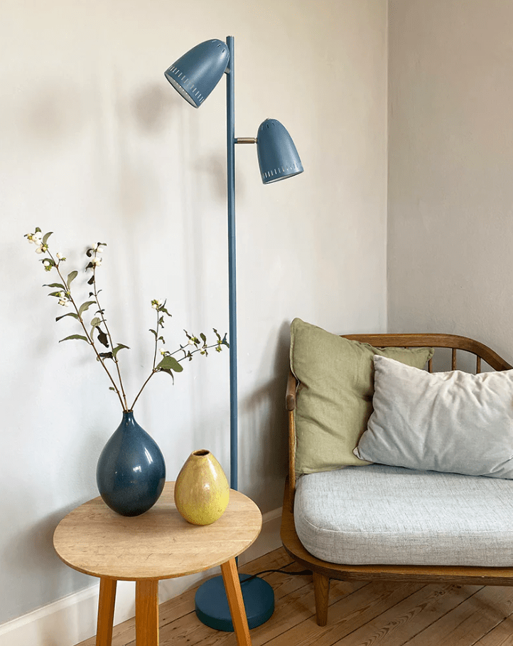 Dynamo 2 Bleu lampadaire De Superliving - Inclinables et orientables &agrave; 345&deg;, ils vous permettent d'orienter facilement la lumi&egrave;re exactement l&agrave; o&ugrave; vous en avez besoin&nbsp;: parfait comme lampe de lecture ou pour un &eacute;clairage d'ambiance dans le salon.