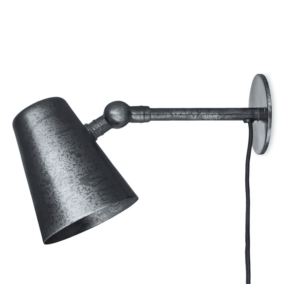 Vala Noir antique lampe de lecture De H. Skjalm P - La couleur noire antique en fait un accroche-regard dans n'importe quelle pi&egrave;ce.
