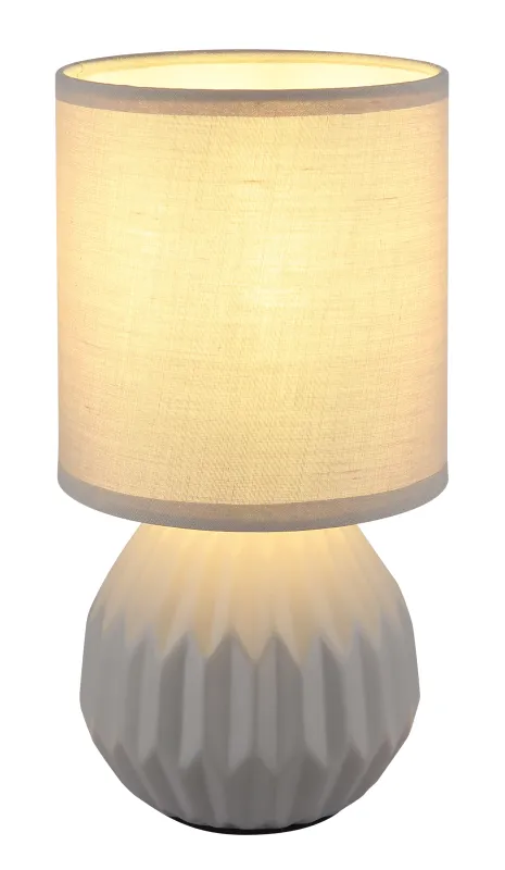 Sylas 23cm Gris lampe de table De Globo Lighting - Den rundade keramiska basen i elegant gr&aring;tt och den matchande cylindriska textilsk&auml;rmen skapar en harmonisk och modern estetik.