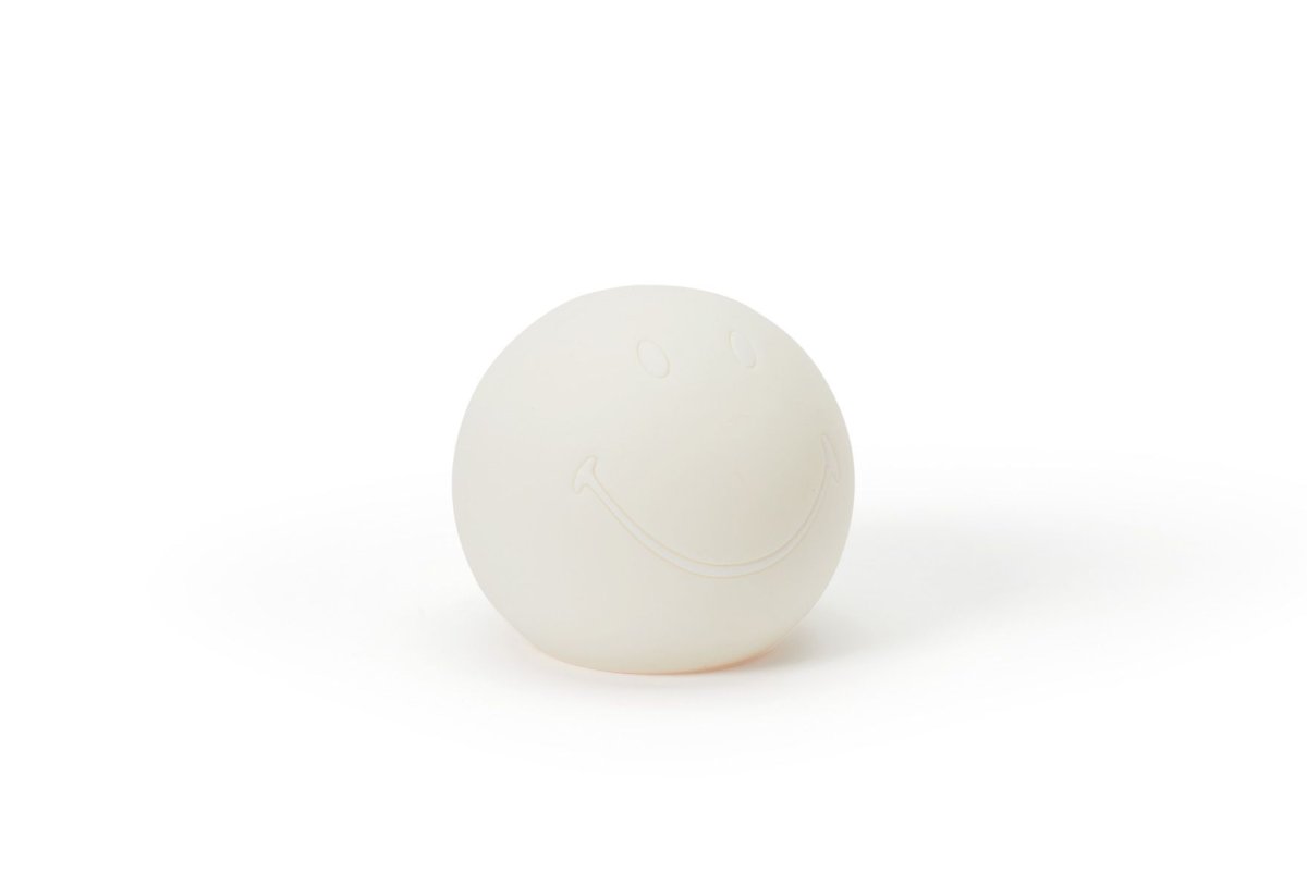 Bundle of Light - Smiley Mini Blanc lampe pour enfant De Mr Maria - Apportez un peu de lumi&egrave;re et de joie dans votre journ&eacute;e et votre maison avec cette charmante lampe souriante.