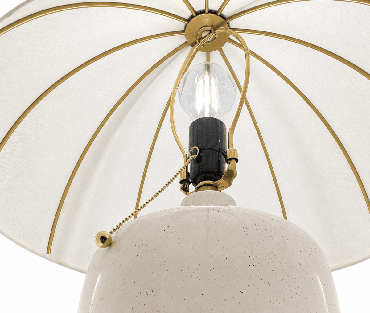 Crosby 70cm Blanc crémeux lampe de table De Elstead Lighting - Inspir&eacute;e des parasols classiques, son design est sublim&eacute; par un abat-jour en forme de d&ocirc;me, confectionn&eacute; dans un tissu fin et l&eacute;ger.