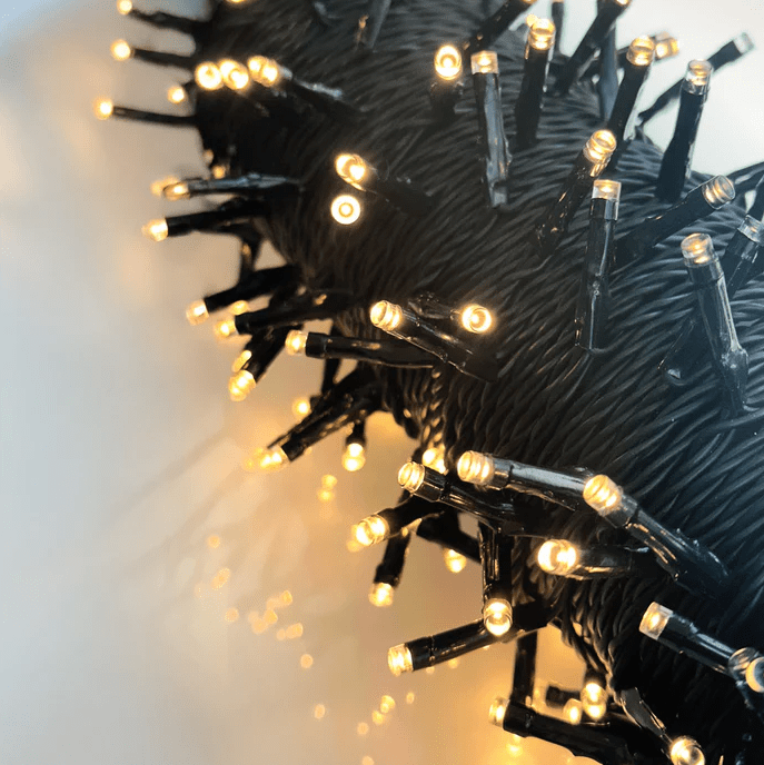 Twinky 10m Noir De Lightson - Id&eacute;ale pour habiller les troncs d'arbres, orner les buissons, les cl&ocirc;tures et les murs, elle cr&eacute;e &eacute;galement un tapis lumineux d&eacute;licat dans les pots, sous les haies ou sur les fa&ccedil;ades, sublimant ainsi votre jardin.