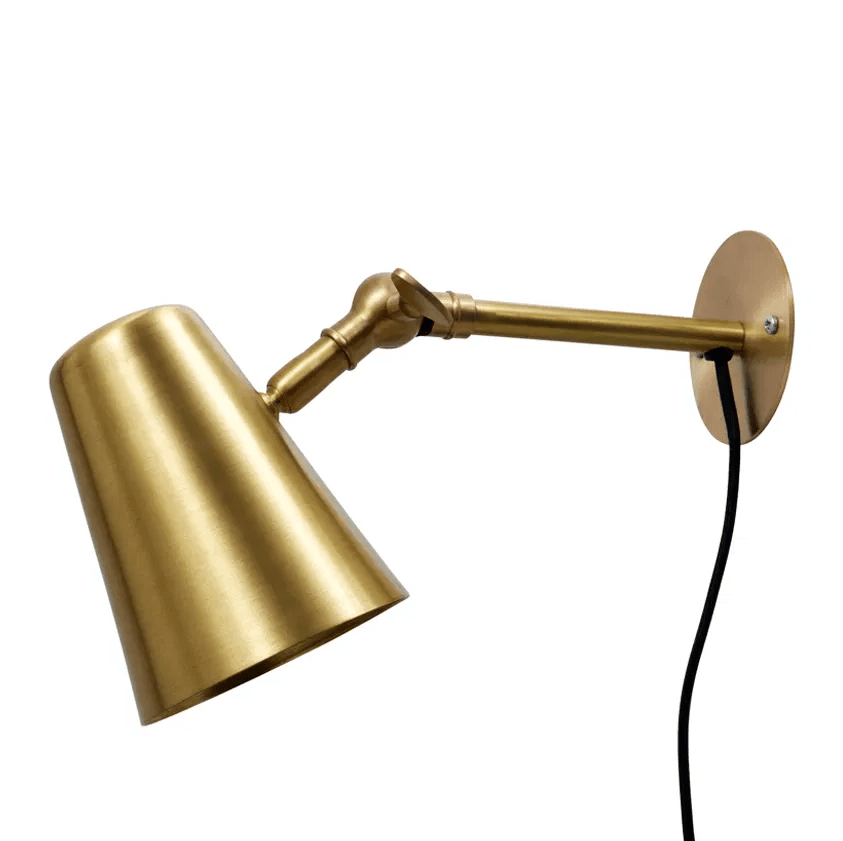 Vala Flex Laiton mat lampe de lecture De H. Skjalm P - L'applique murale Vala Flex en laiton mat est une lampe &eacute;l&eacute;gante et fonctionnelle avec un bras et un abat-jour r&eacute;glables, ce qui la rend id&eacute;ale pour diriger la lumi&egrave;re l&agrave; o&ugrave; elle est n&eacute;cessaire.