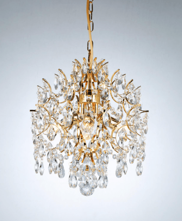 Kate Ø35 Or cristal De Norrsken Design - Le lustre en cristal Kate en or est une source de lumière élégante et luxueuse qui transforme votre pièce en une oasis de glamour.