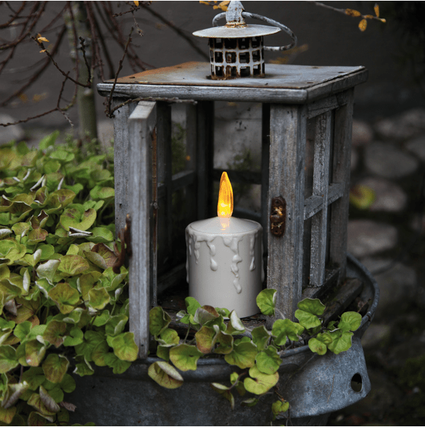 LED Bougie Paula Beige De Star Trading - La bougie pr&eacute;sente des d&eacute;tails cens&eacute;s ressembler &agrave; de la cire de bougie qui coule.