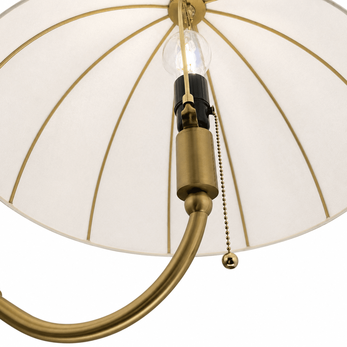 Crosby Or brossé lampadaire De Elstead Lighting - L'abat-jour en forme de d&ocirc;me, confectionn&eacute; dans un tissu fin et l&eacute;ger, diffuse agr&eacute;ablement la lumi&egrave;re, cr&eacute;ant une ambiance douce et chaleureuse.